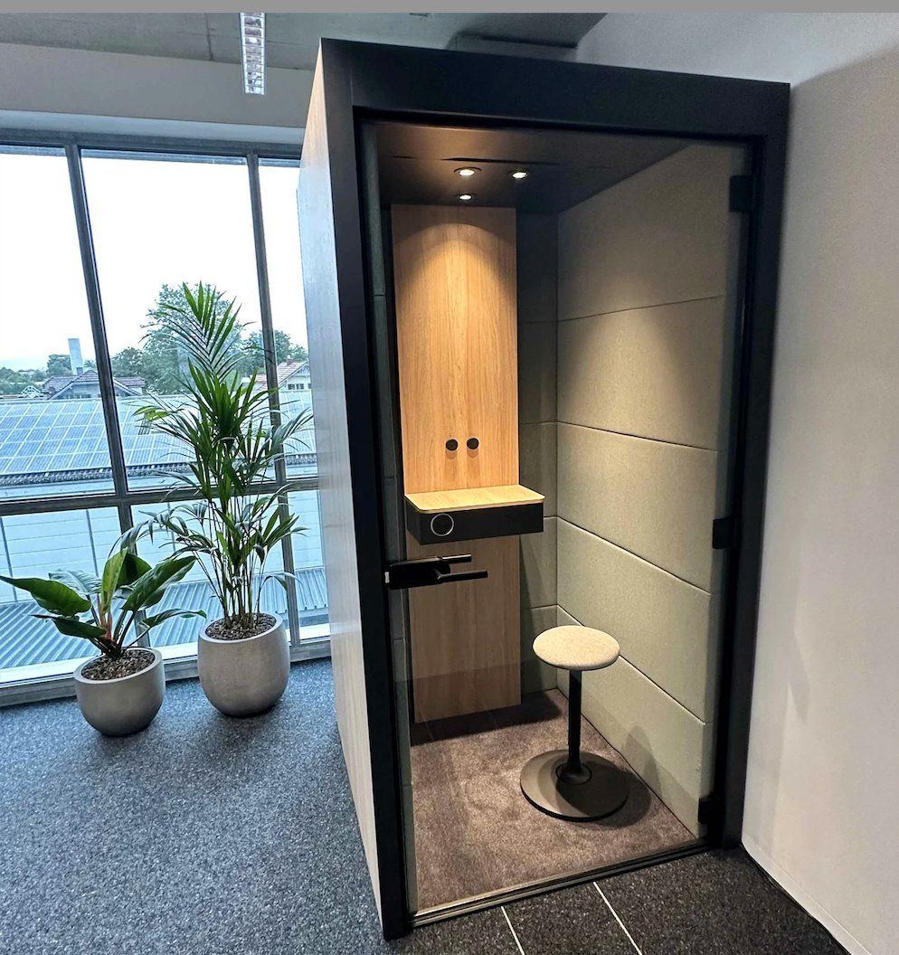 Narbutas Silent Room S Telefonbox, refurbished, in einem hellen Büro